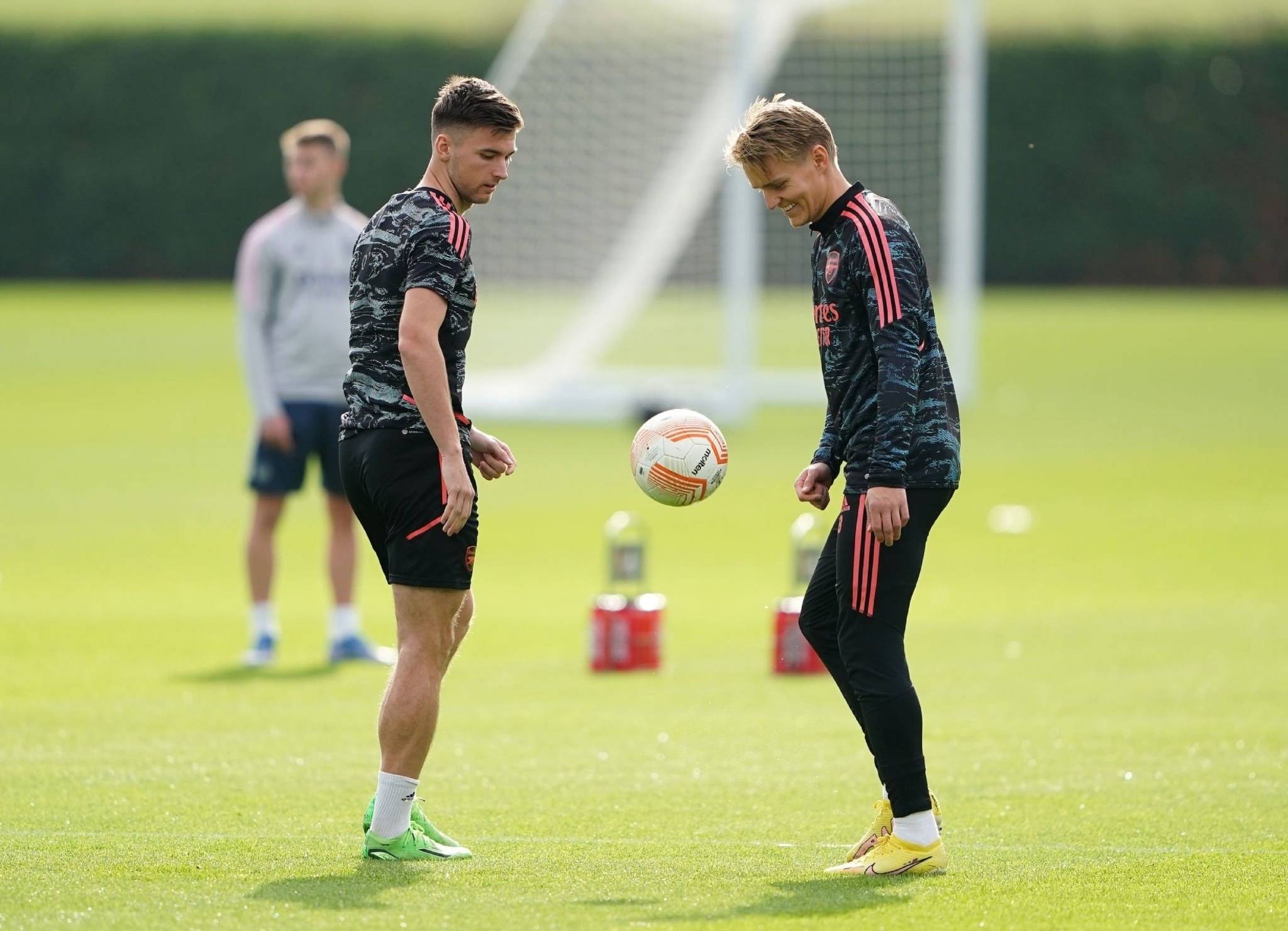 乐鱼电竞在线平台-包含法甲赛况激烈，比分2-1，比赛中精彩突破和远射，关键数据：长传成功率80%、射门准度72%的词条