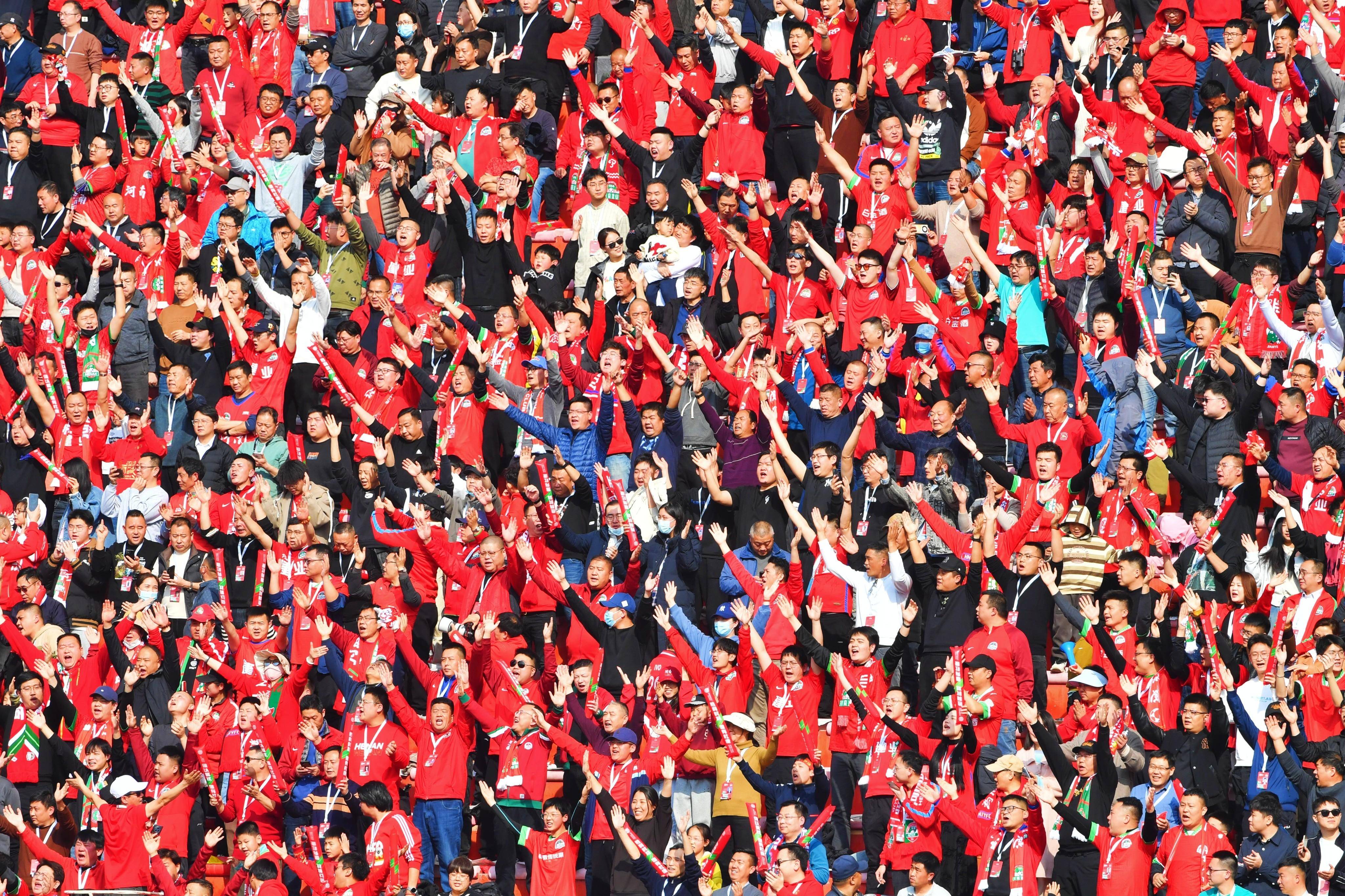 包含现场直击:球迷现场激情互动瞬间的词条 包含现场直击:球迷现场激情互动瞬间的词条