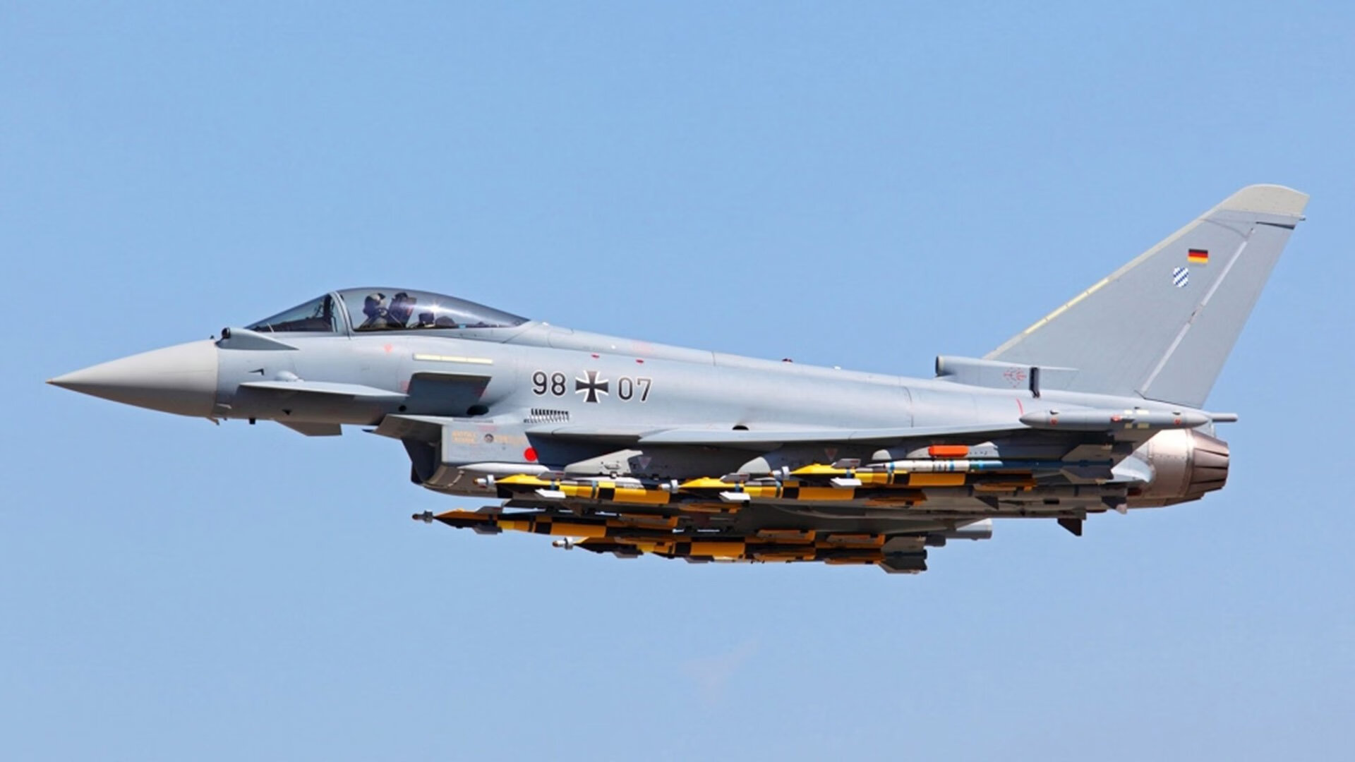 李恩:全黑队中场的主心骨,组织进攻如行云流水,李恩百科